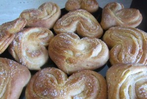 Булочки-сердечки с сахаром 