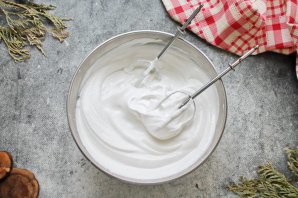Шоколадный меренговый рулет